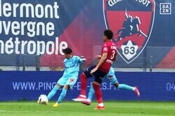 「本当に美しいクロス」伊東純也が“もはやベッカム”の決定的瞬間！ 味方FWの痛恨ミスで「なんで枠に飛ばない」「これを決められないなんて…」とファン落胆