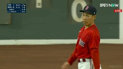 “グリモン”の扱いは完全マスター 吉田正尚、守備でも「壁ドン」打球の処理が完璧 打者走者を一塁に釘付け