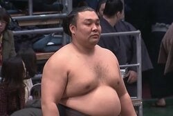 「顔が隠れてるw」霧島を祝福した“規格外”の物体 巨大すぎる副賞に「また隈二郎w」「これ食えるんか」ファンがざわつき