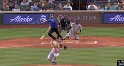 球場騒然！ 爆速ピッチャーライナーが頭部直撃… “まさかの光景”「ウソだろ？」 予想外のリアクションが話題に「大丈夫かよ」