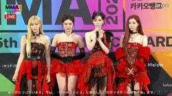 aespa、セクシーな真紅の衣装で『MMA2023』レッドカーペットに登場 ジゼルは日本語でも挨拶