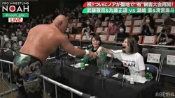 武藤敬司、“セコンド”・松井珠理奈とMサイン共演 またも清宮を4の字地獄で「若いヤツをエキスに」