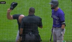 ふざけるなよ！“退場連発の審判”にブチギレ！「これは酷い」「退場早すぎ」 “疑惑の判定”に猛突進→色々ぶん投げまくって大激怒