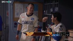 こんな表情見たことない！？ベッツ、仲間のポール直撃弾に“ぴょんぴょん”歓喜 ベンチで歓迎の大谷翔平は納得顔