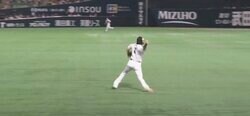 パ・リーグ爆肩対決！ 捕球してから早い＆力強い“強肩レーザー”炸裂　ソフトバンク・柳田は打つだけじゃない “球界トップレベルの俊足” 日本ハム・江越をドンピシャ好返球で刺した瞬間
