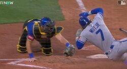 ワケわからん！ 体勢がおかしい“非現実的スライディング”「ヤバすぎ」「見たことない」 捕手ドン引き… 天才打者ウィットJr.の“神生還”が話題に