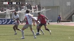 「アメフト過ぎる」重戦車ルカオ、相手2人を背負い躱し3人目も吹っ飛ばす“猛突ドリブル”にスタジアム騒然「何人ならボール取れるんよ」