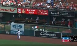 大谷翔平、弾丸アーチで「ヤバい人がいる」 ブルペンの“異様な光景”にネット騒然「映しても大丈夫か」