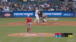 大谷翔平、今日も元同僚に“即気遣い”の瞬間…打球が際どい箇所に→相手も“即レス”で応えるほっこりやり取り