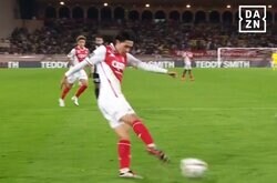 スタジアム騒然！ 南野拓実の“強烈ダイレクトクロス”が鋭すぎる！ アシスト未遂で「エンボロ決めてくれ…」の声