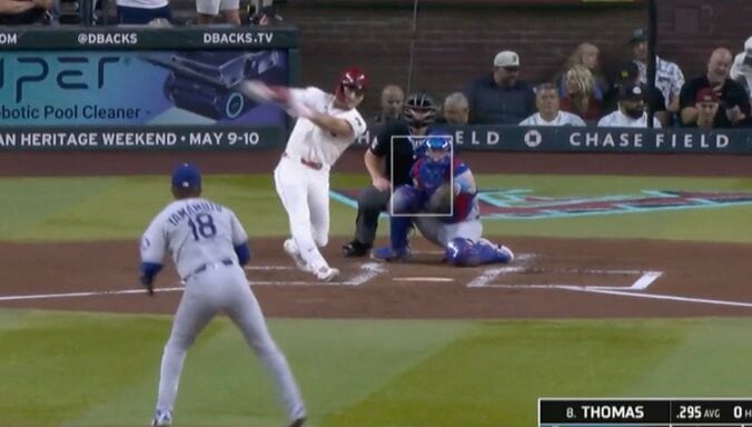 【写真・画像】MLB初勝利の佐々木朗希、降板後に見せた“一瞬の表情”にファン注目… 中継カメラがとらえた“ほっこりシーン”「また横にスミスコーチｗ」　1枚目