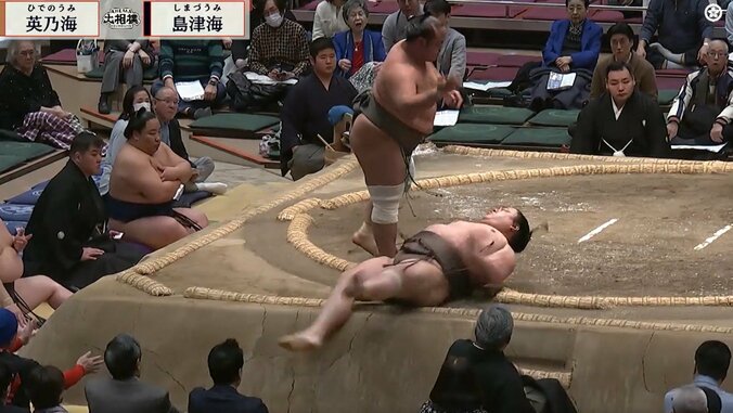 「ひっくり返った」「裏返った」巨漢力士が“ぐるッと”空中一回転 館内騒然 十両復帰を目指す執念の一番 3枚目