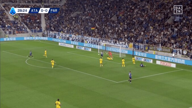 「奇跡的な活躍」鈴木彩艶の“仁王立ち神セーブ”を現地メディアが絶賛！「リスクを冒さず常に反応」「注意深い」セリエA最終節でパルマ残留に大貢献 2枚目