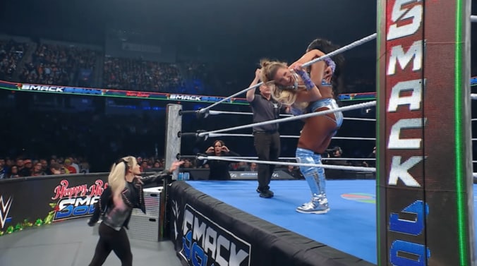 上下のロープに打ち付けられるシャーロット