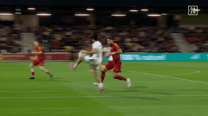 「後ろに目が付いてる？」日本代表MFの“驚愕ダイレクトパス”にSNS騒然「この空間認知力よ」後方からの浮き球を華麗に捌いた瞬間 3枚目