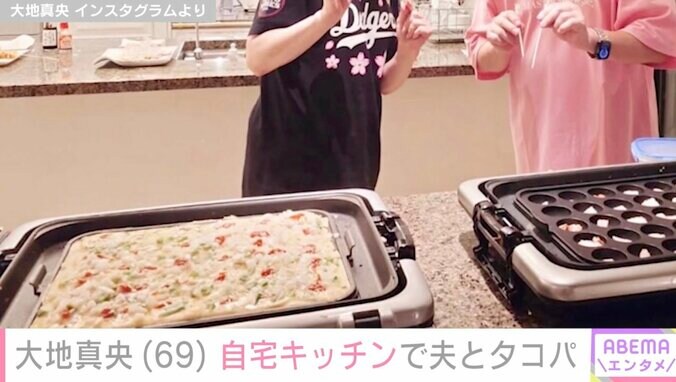 【写真・画像】大地真央(69) 自宅キッチンで夫・森田恭通さん(57)とタコパ「キッチンも広くてお綺麗ですっ」「自然体の真央さんステキ」　2枚目