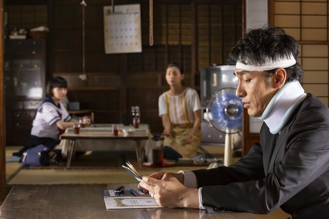 草なぎ剛＆MEGUMI＆中村倫也がきょうだいに　映画『台風家族』より場面写真到着 12枚目