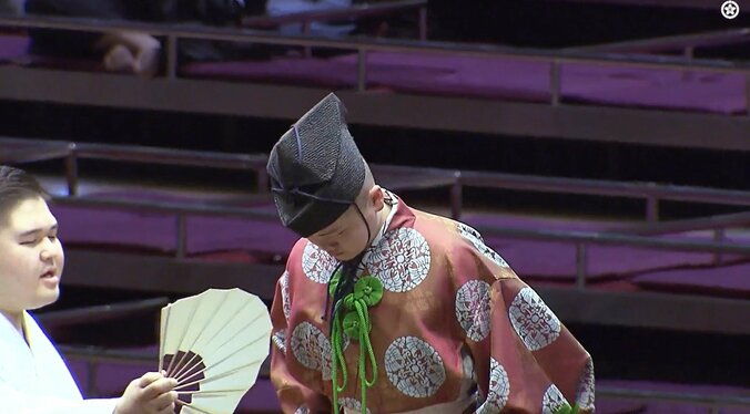 17歳新人行司の「美しいお辞儀」