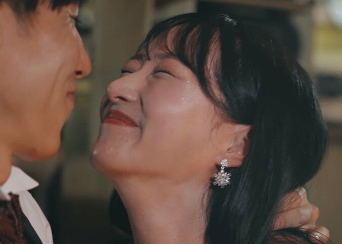 【写真・画像】“顔面国宝”ショーダンサー、出会った初日に膝枕でイチャイチャ！ イケメン俳優に「甘えてほしい」と上目遣い　1枚目