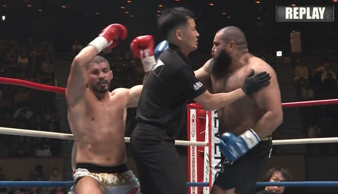 「完全に余計な一発」魔裟斗が苦言 挑戦者の“追撃”が波紋…ブレイク直後に後頭部へ“ズドン” 4枚目