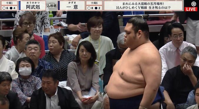 「え、ちょっと待って」力士の背後に“66歳男性レジェンド”の姿 ネクタイ着用で客席に馴染む姿にファン驚き「先生発見」「映ってる！！」 2枚目