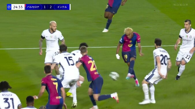 メッシ超え！17歳の神童が奇跡の衝撃弾「バルサで一番うまい」「芸術作品」神技タッチで5人包囲網を破壊→理解不能な超絶ゴラッソ！！ 3枚目