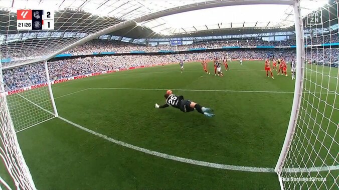 うますぎだろ！久保建英、DF3枚ぶち抜きの強烈シュートにスタンドから拍手喝采！こぼれ球に高速反応→絶妙間合い＆タイミングで振り抜いた瞬間 2枚目