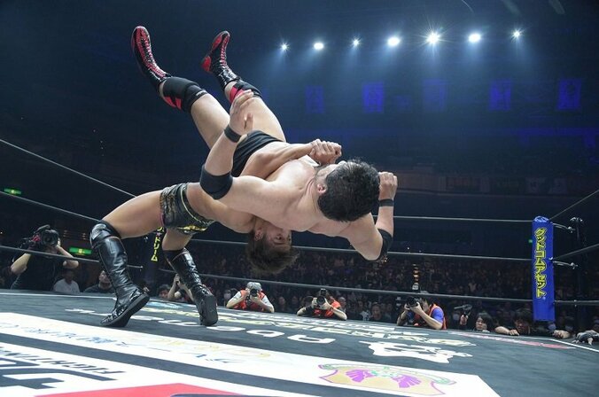 新王者も続々誕生、DDTに時代の変化　竹下幸之介、“進撃の大巨人”石川の巨体を投げV11達成 2枚目