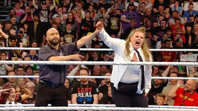 衣装がはだけるほどの死闘を制したパイパー