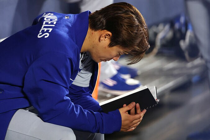 【写真・画像】何してんの…？ 山本由伸、目を疑う“まさかの光景”「すげえ」ベンチで行動が話題に「流石すぎる」「これぞエース」　1枚目