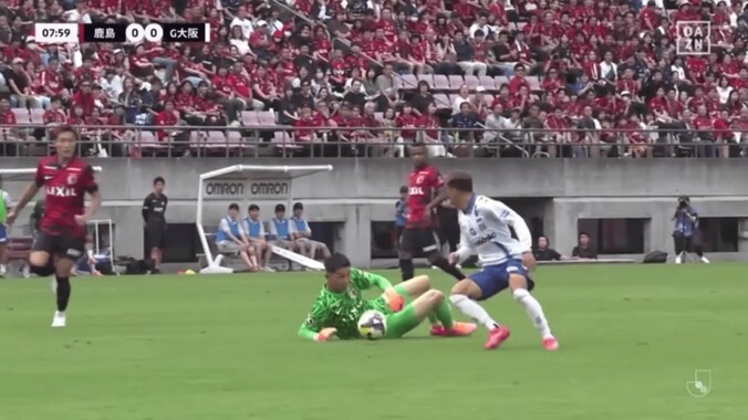 「そりゃ選ばれる」日本代表選出の鹿島GK、あわやDOGSOの豪胆スライディングで裏抜け阻止「度胸すごいわ」ピンチを凌いだスーパープレイに大絶賛 5枚目