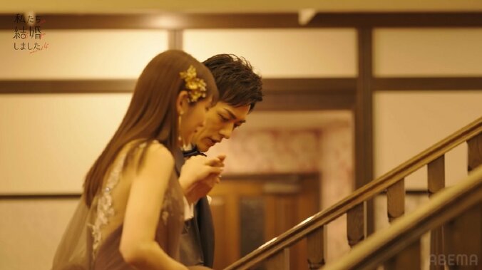 15歳下の妻・貴島明日香の美しすぎるドレス姿に夫・久保田悠来が緊張、大人なエスコートも『私たち結婚しました4』第1話 6枚目