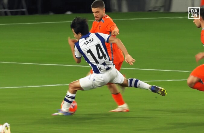 久保建英、３人ぶっちぎり突破→ファウル被害でピッチ叩いて怒り！「やっとタケの良さが出た」「ついにキレた」現地紙は低評価「消えていた」 5枚目