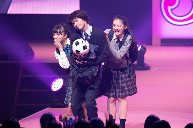 竹内涼真＆浜辺美波、新田真剣佑のサプライズ登場に大歓声！ -Seventeen 夏の学園祭2018【画像集】 16枚目