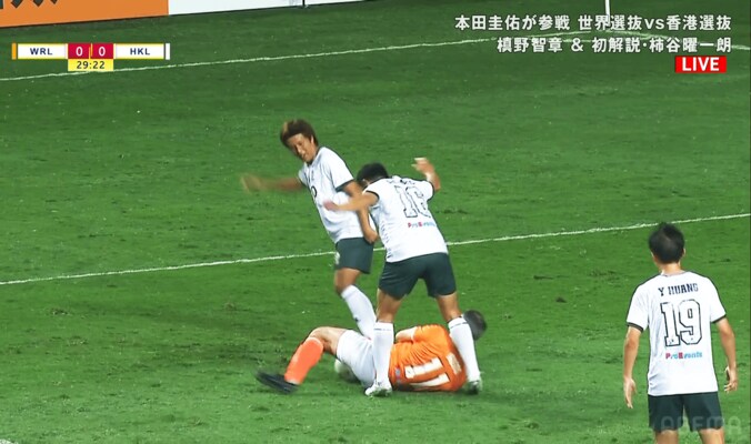 「なにしてんw」元最強ドリブラーの“爆笑珍プレー”が話題沸騰「シザースで頭から突っ込むw」「身体が追いつかない笑」ギグスの“ジャックナイフ”に錆が見えた瞬間 3枚目