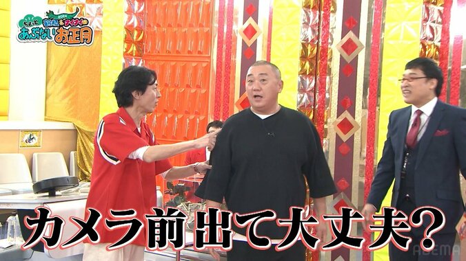 【写真・画像】アキレス腱断裂の岡村隆史、“英語禁止ボウリング”にまさかの助っ人登場するも…「カメラ前出て大丈夫？」の声　3枚目