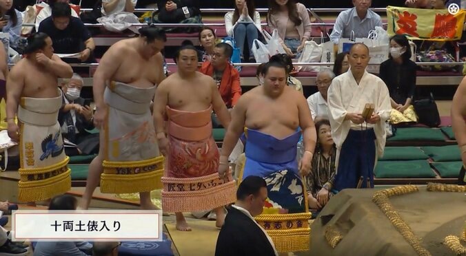 「炎鵬の化粧まわしが」一新された“ひと際目立つ”姿に「めちゃくちゃピンク」「これ可愛い」ファン熱視線 4枚目
