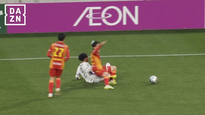 【映像】イエロー相当？ユニフォームを引っ張り倒した瞬間