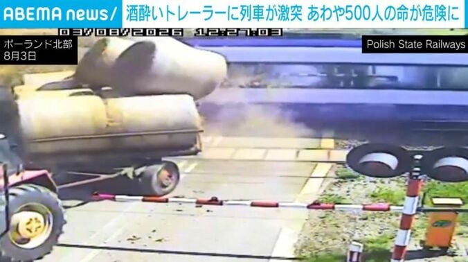 トレーラーに列車が猛スピードで激突する瞬間