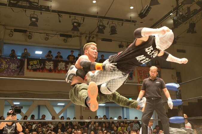 覚醒寸前！　“血みどろ兄弟”植木嵩行、木高イサミのデスマッチヘビー級王座に挑戦 2枚目