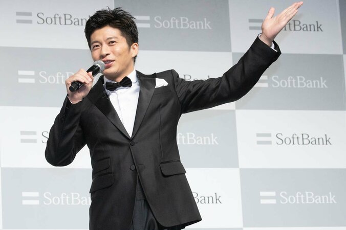 【画像】田中圭＆“お父さん”の可愛らしいキスに、報道陣ほっこり（23枚） 3枚目