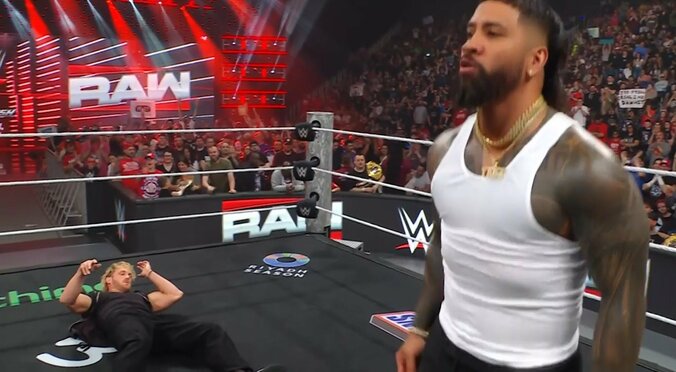 ジェイがローガンにスーパーキック