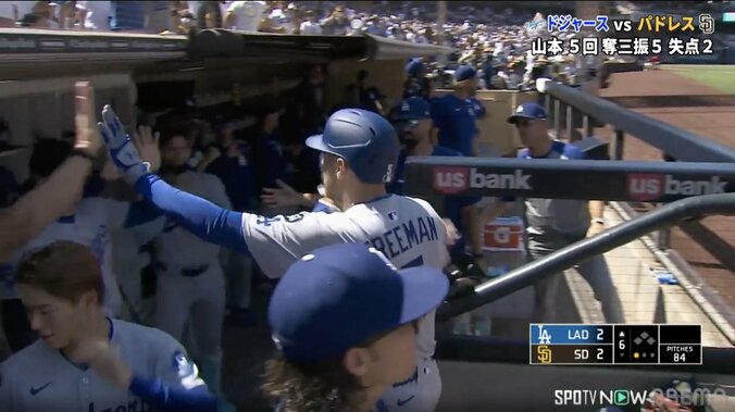 ド軍ベンチが蘇った！ フリーマンの“起死回生弾”で大谷＆由伸にカーショーも…笑顔で迎えた歓喜の瞬間 2枚目