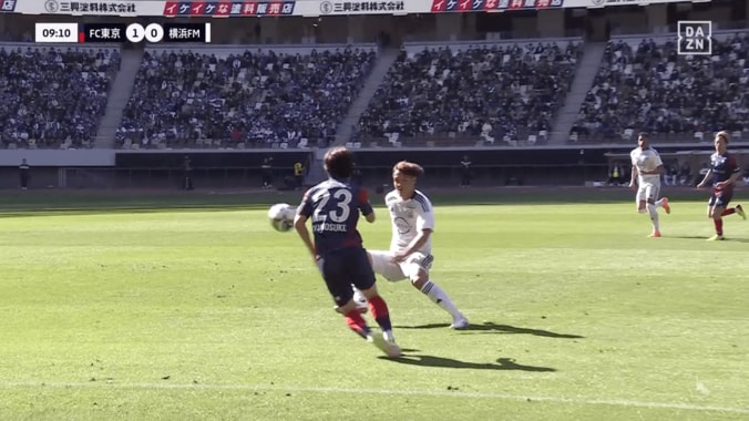 「うっま」19歳日本代表MFの高速“空中ターン”に衝撃！佐藤龍之介が胸トラップ→爆走ドリブルにファン「大好きすぎる」 3枚目