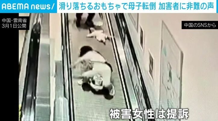 転ぶ母親と赤ちゃん