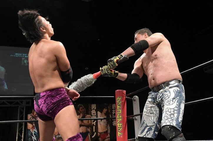有刺鉄線バット、イス、テーブル…凶器祭り！DDTの新星・梅田にハードコアマッチの洗礼