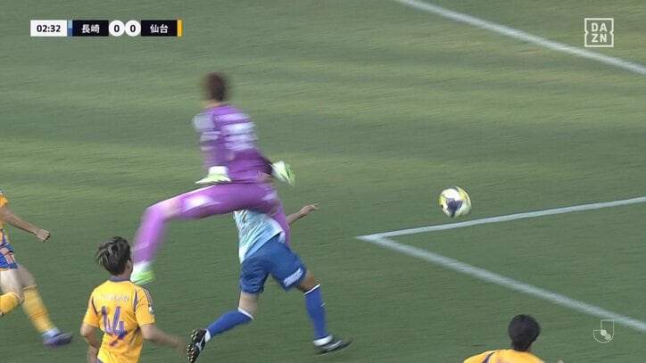 【映像】GKの脚が脇腹を直撃→悶絶の瞬間