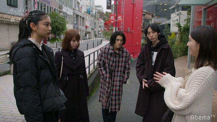 モテ男子・とおるが嫉妬？気になる女子を目で追いかけ…他女子たちは複雑な心境に『月とオオカミちゃん』第2話