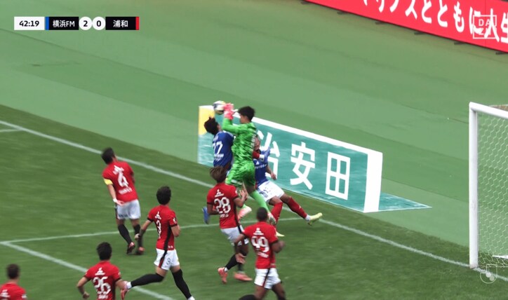 浦和のGK牲川と横浜FMのDF角田が接触したシーン