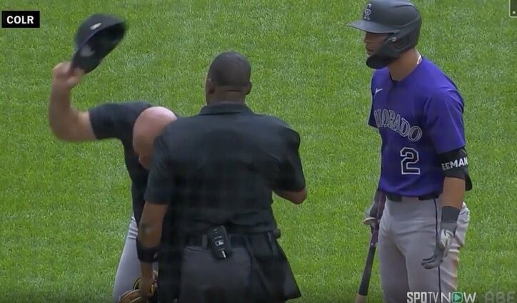 【写真・画像】あわや乱闘勃発！ 打者がフルスイング→いきなり“一触即発”「キレすぎ」「怖っ」 捕手と口論→両軍総出の緊急事態に　1枚目